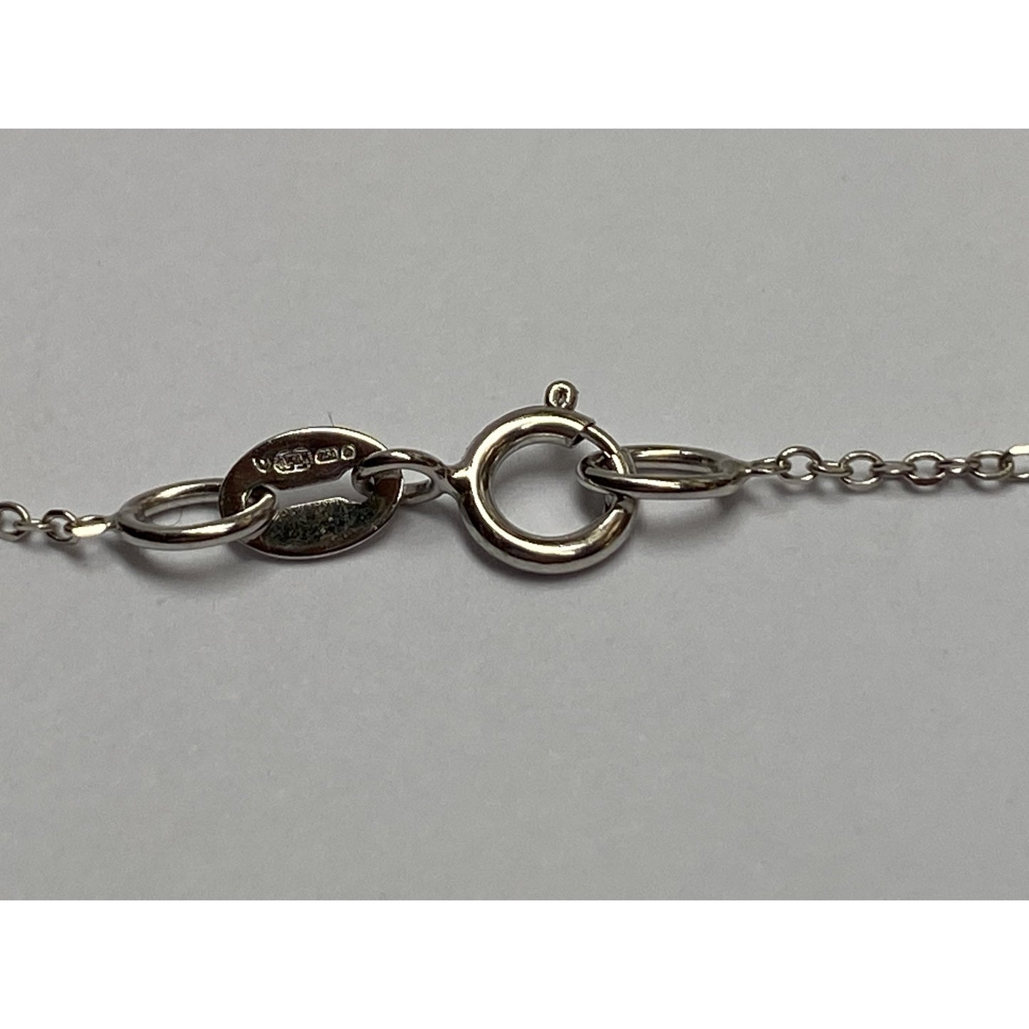 18ct White Gold Ladies Diamond 0.25ct Cluster Pendant and Chain