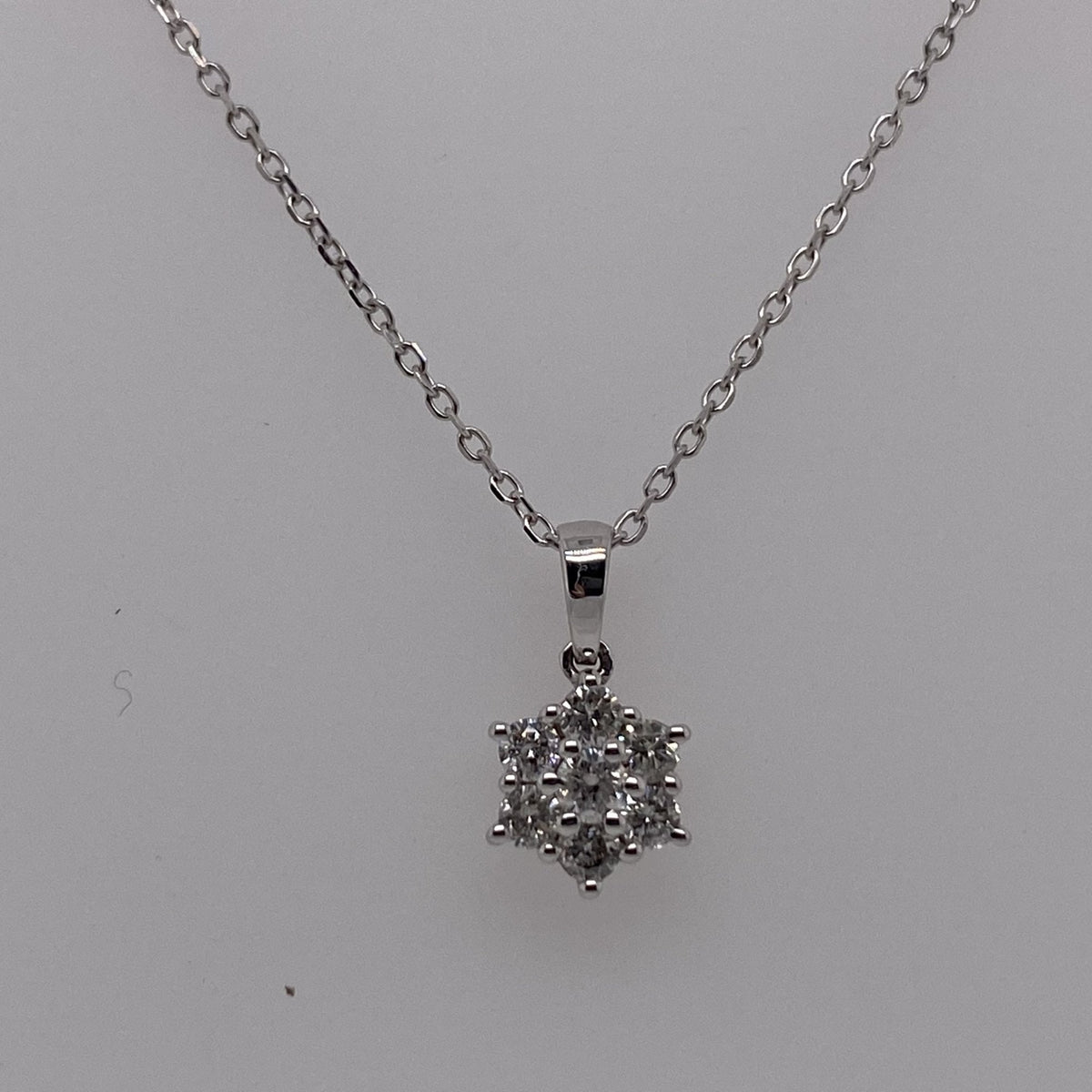 18ct White Gold Ladies Diamond 0.25ct Cluster Pendant and Chain