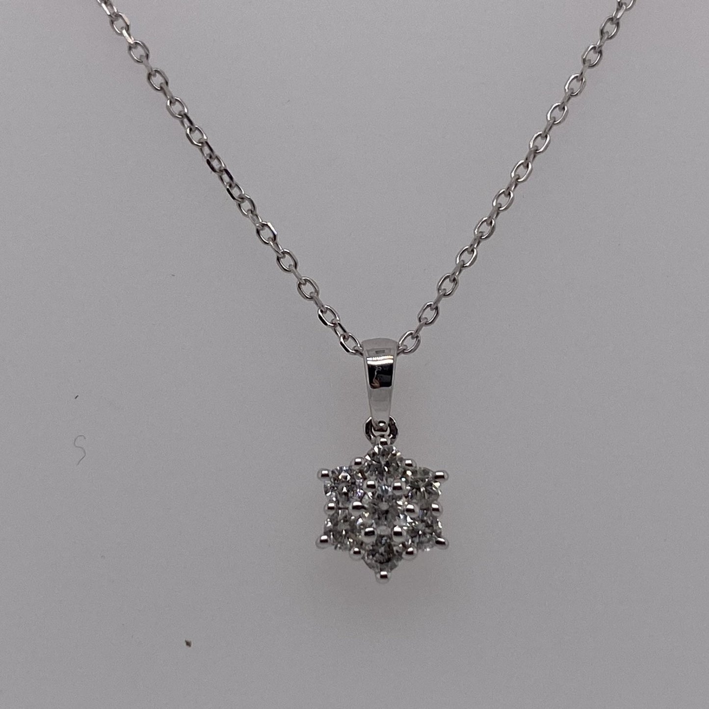 18ct White Gold Ladies Diamond 0.25ct Cluster Pendant and Chain