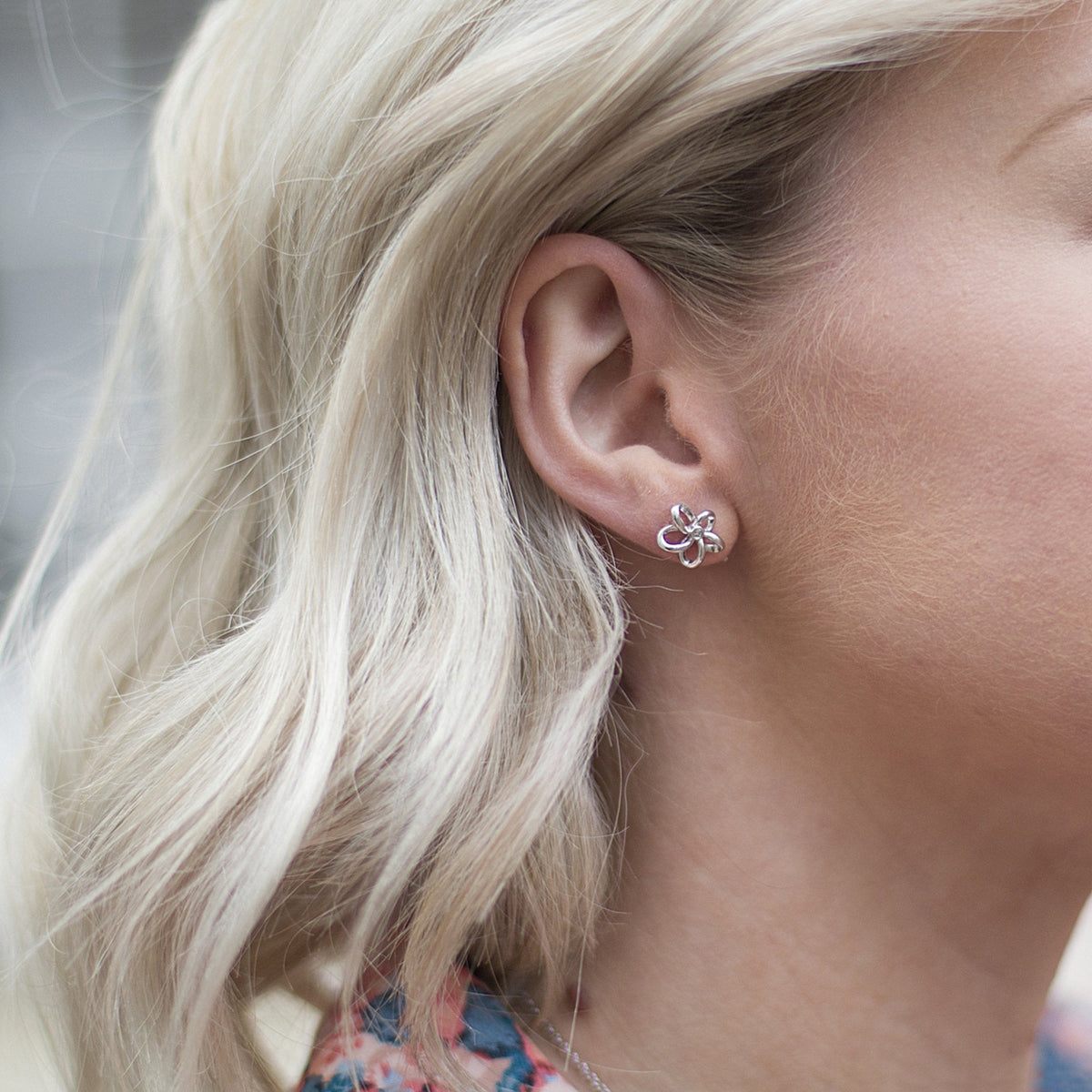 Sterling Silver Ladies Diamond Flower Stud Earrings DE248